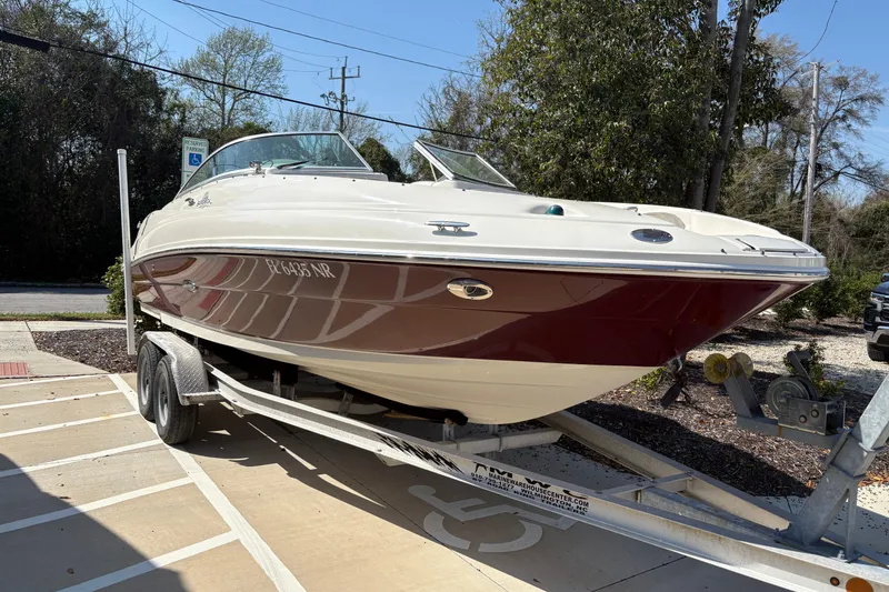 The Image of Sea Ray 220 Sundeck 2007 - undefined