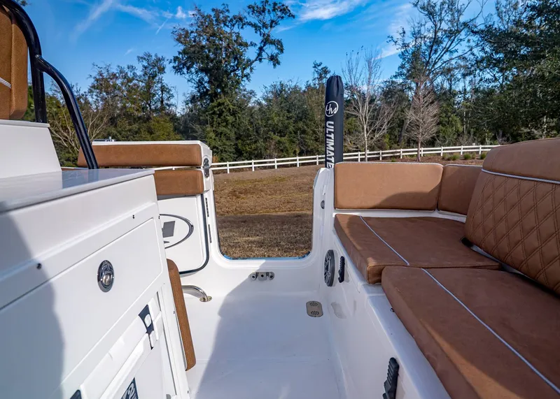 Slide: The Image of Sea Hunt Ultra 255 SE 2026 - 10