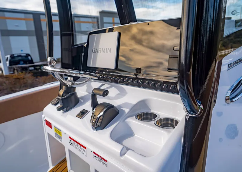 Slide: The Image of Sea Hunt Ultra 255 SE 2026 - 18