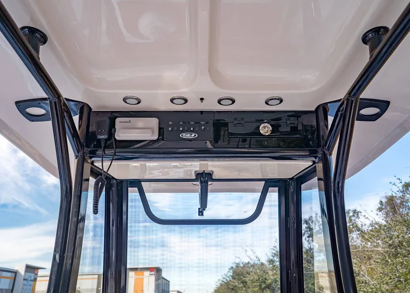 Slide: The Image of Sea Hunt Ultra 255 SE 2026 - 15