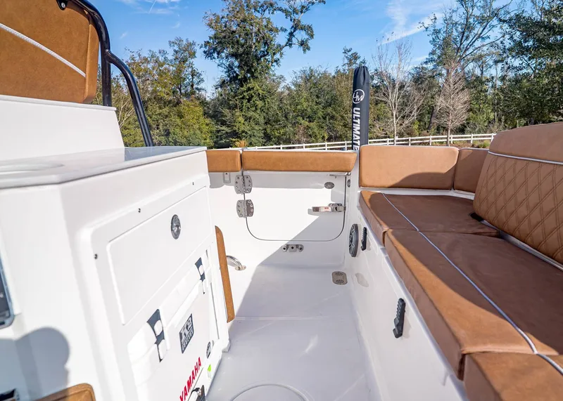 Slide: The Image of Sea Hunt Ultra 255 SE 2026 - 6