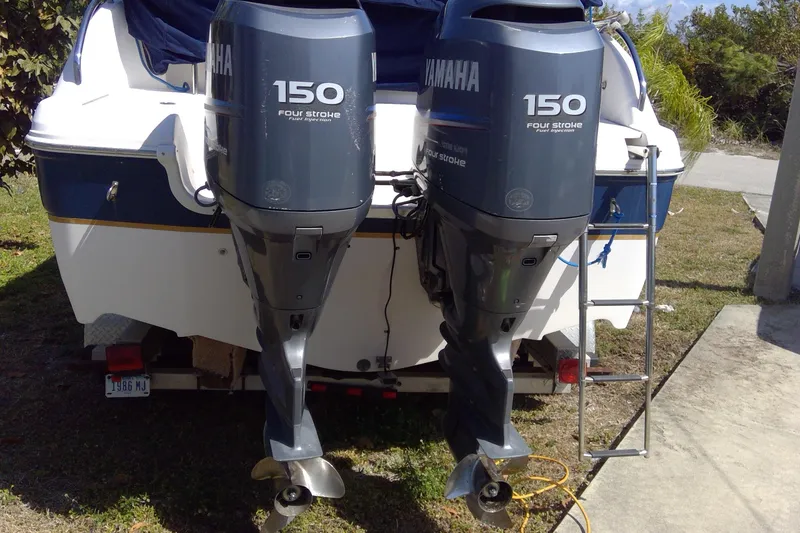 Slide: The Image of 2004 Hurricane SunDeck 260 OB with dual Yamaha 150 four-stroke outboard engines. - 4