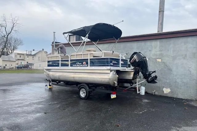 The Image of Sun Tracker Party Barge 18 DLX 2022 - undefined