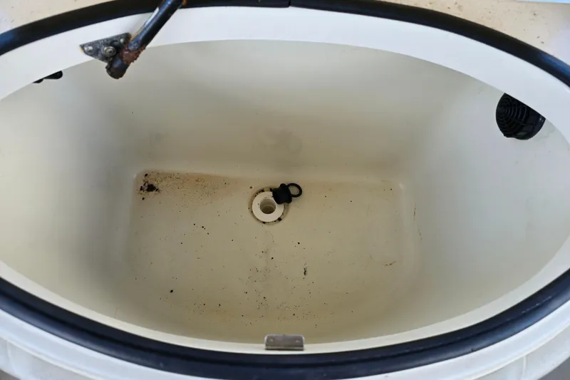 Slide: The Image of Livewell interior of 2004 Seaswirl Striper 2101 Walkaround O/B boat. - 15