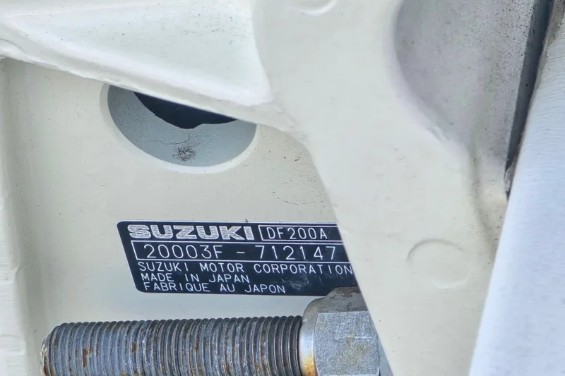 Slide: The Image of Close-up of Suzuki DF200A engine label on 2004 Seaswirl Striper 2101 Walkaround O/B. - 20