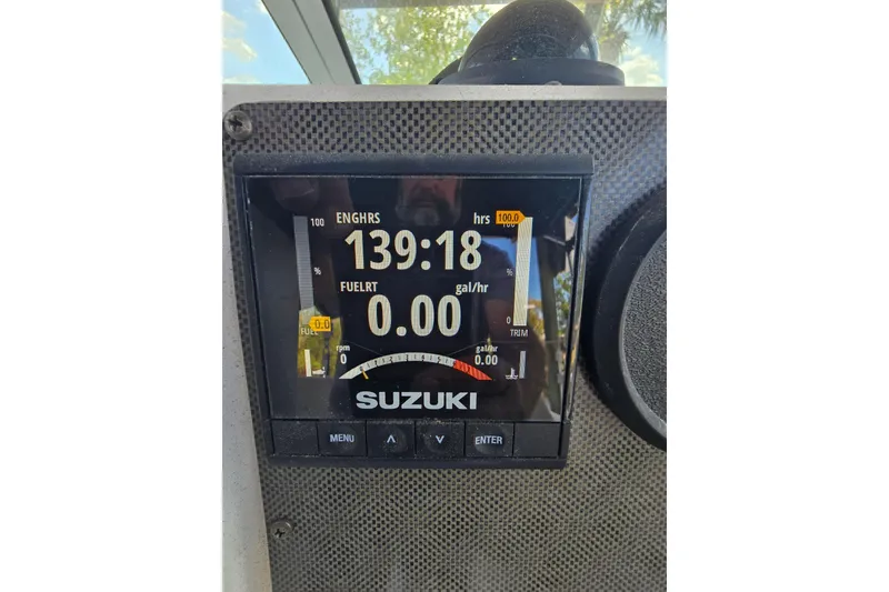 Slide: The Image of Suzuki engine display on 2004 Seaswirl Striper 2101 Walkaround O/B, showing engine hours and fuel rate. - 5
