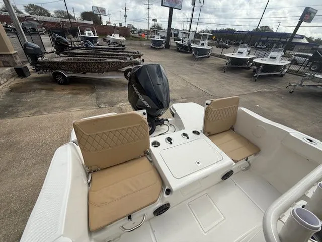 Slide: The Image of Bayliner Trophy T22CC 2026 - 12