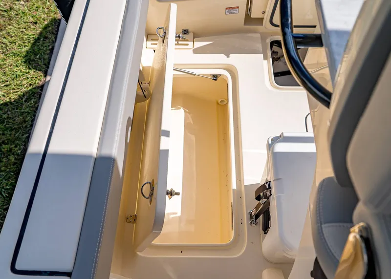 Slide: The Image of Scout 260 LXF 2026 - 10