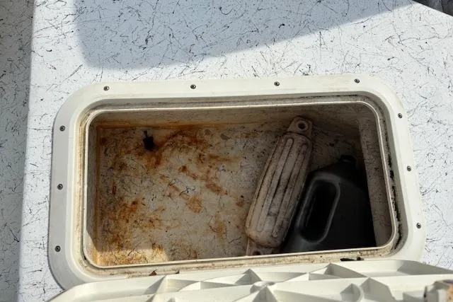 Slide: The Image of Storage compartment of 2009 Kenner 19VX boat with fender and container. - 27