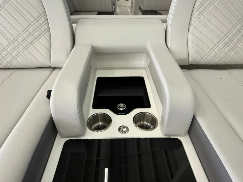 Slide: The Image of Sea Ray SDX 290 Outboard 2026 - 3