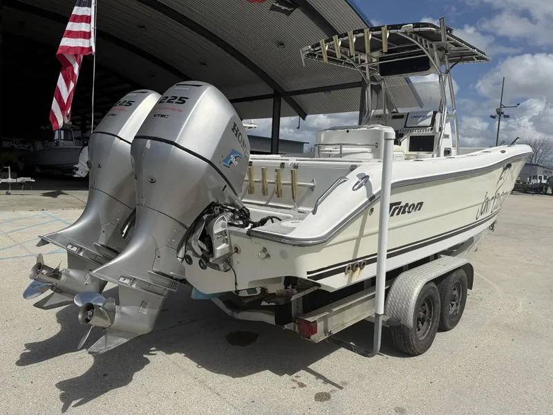 Slide: The Image of Triton 2690 Walkaround 2006 - 11