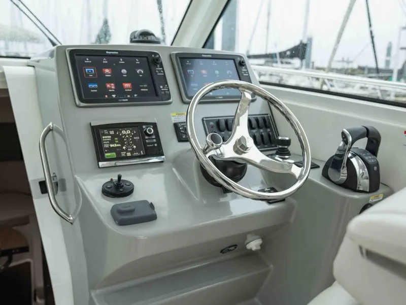 Slide: The Image of Boston Whaler 315 CONQUEST PH 2015 - 17