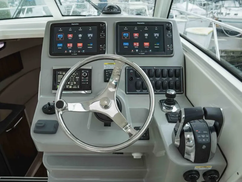 Slide: The Image of Boston Whaler 315 CONQUEST PH 2015 - 18