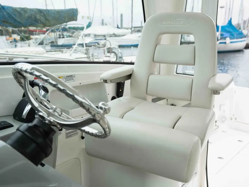 Slide: The Image of Boston Whaler 315 CONQUEST PH 2015 - 19