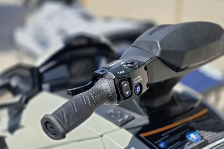 Slide: The Image of 2026 Yamaha WaveRunner VX Cruiser HO handlebar with cruise control feature. - 10