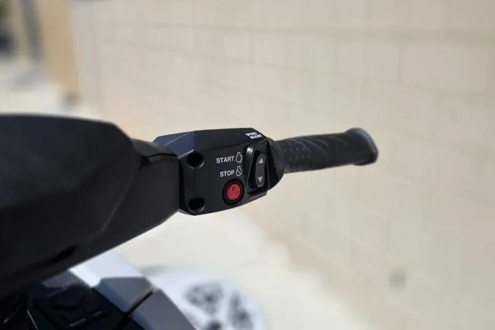 Slide: The Image of Handlebar controls of 2026 Yamaha WaveRunner VX Deluxe, featuring start and stop buttons. - 15
