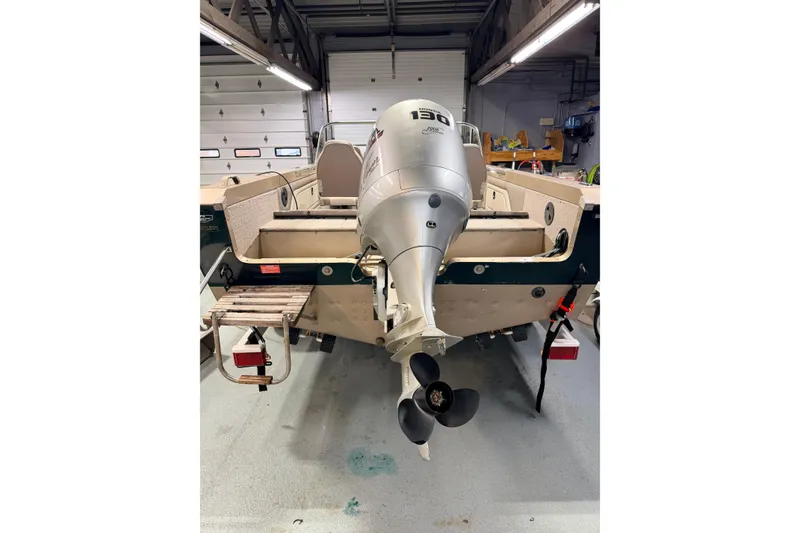 Slide: The Image of Capacity label on 2000 Lund 1850 Tyee Gran Sport boat, 7 persons or 980 lbs. - 10