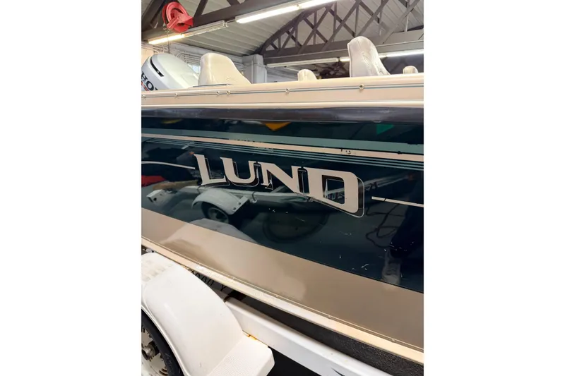 Slide: The Image of Throttle control lever on a 2000 Lund 1850 Tyee Gran Sport boat. - 11