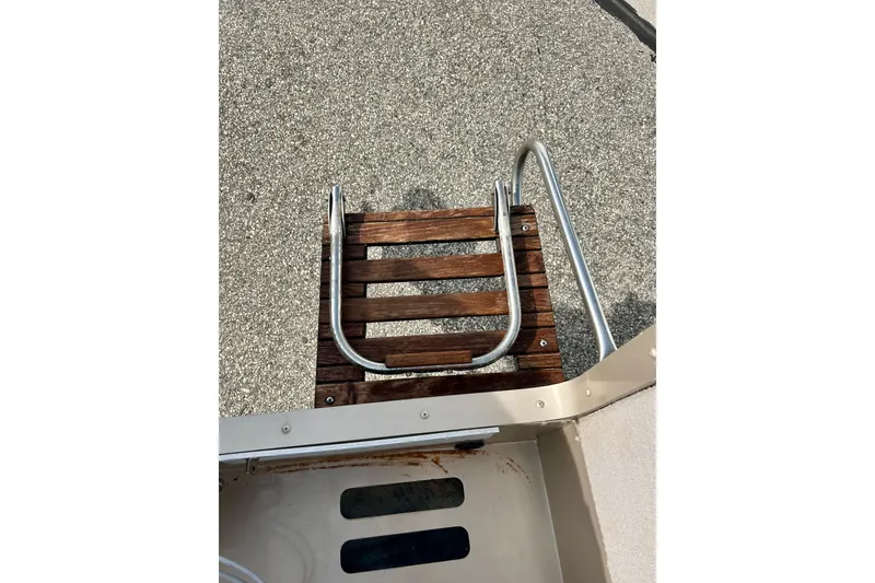 Slide: The Image of Wooden boat ladder on a 2000 Lund 1850 Tyee Gran Sport. - 23