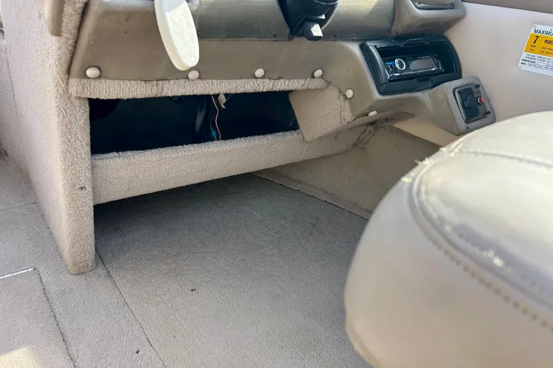 Slide: The Image of Interior view of a 2000 Lund 1850 Tyee Gran Sport boat dashboard area. - 32