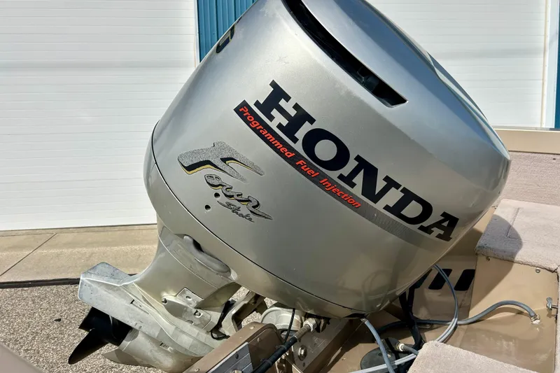 Slide: The Image of Honda outboard motor on 2000 Lund 1850 Tyee Gran Sport boat, featuring four-stroke technology. - 33