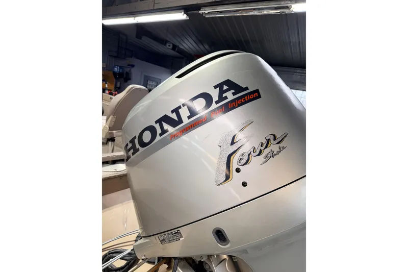 Slide: The Image of Interior seating of 2000 Lund 1850 Tyee Gran Sport boat, featuring beige cushions. - 4