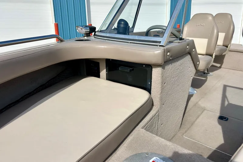Slide: The Image of Interior of a 2000 Lund 1850 Tyee Gran Sport boat. - 40