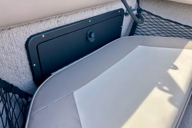 Slide: The Image of Interior of 2000 Lund 1850 Tyee Gran Sport boat. - 41