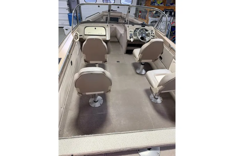 Slide: The Image of Lund 1850 Tyee Gran Sport 2000 boat seat, gray and white upholstery. - 6