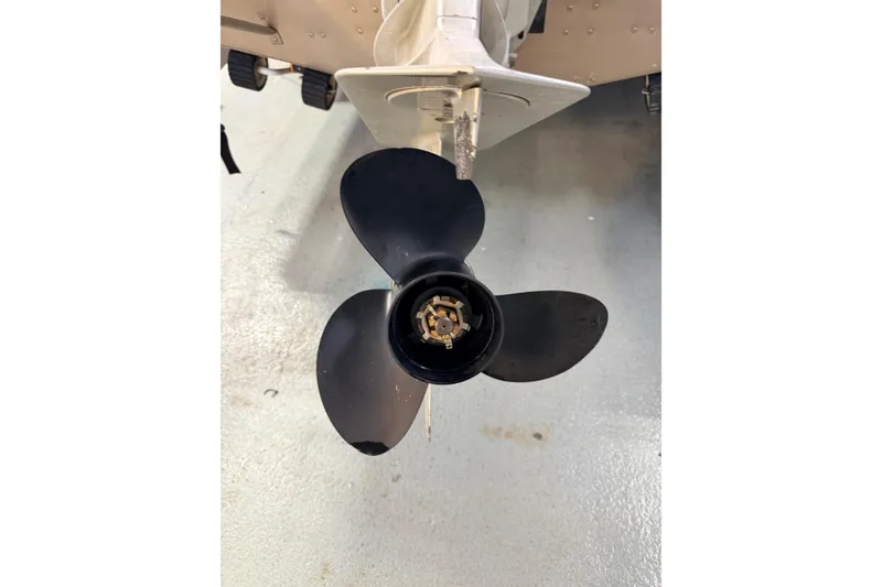 Slide: The Image of Lund 1850 Tyee Gran Sport 2000 boat seat, gray upholstery, outdoor setting. - 8