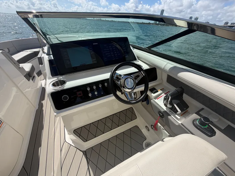 Slide: The Image of Sea Ray SLX 310 Outboard 2024 - 11