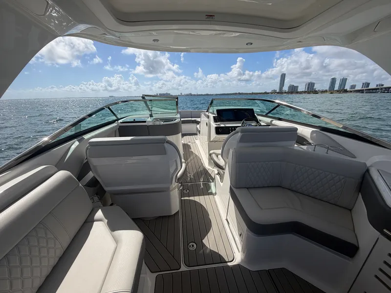 Slide: The Image of Sea Ray SLX 310 Outboard 2024 - 16