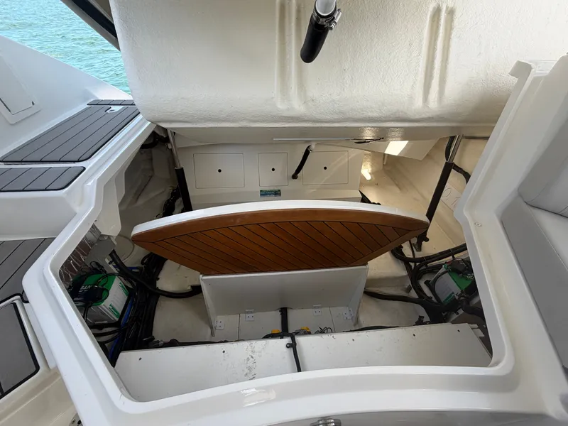 Slide: The Image of Sea Ray SLX 310 Outboard 2024 - 28