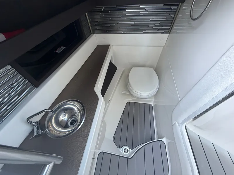 Slide: The Image of Sea Ray SLX 310 Outboard 2024 - 31