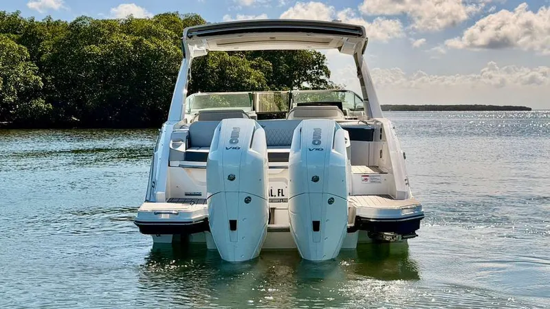 Slide: The Image of Sea Ray SLX 310 Outboard 2024 - 7