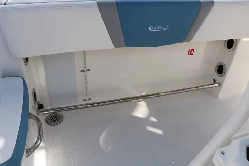 Slide: The Image of Robalo R200 Center Console 2026 - 31