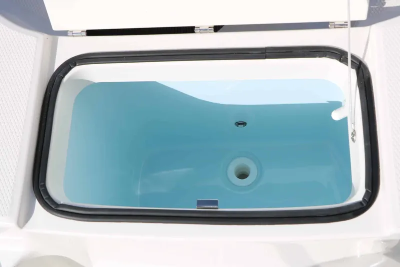 Slide: The Image of Robalo R200 Center Console 2026 - 32