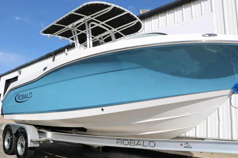 Slide: The Image of Robalo R200 Center Console 2026 - 16