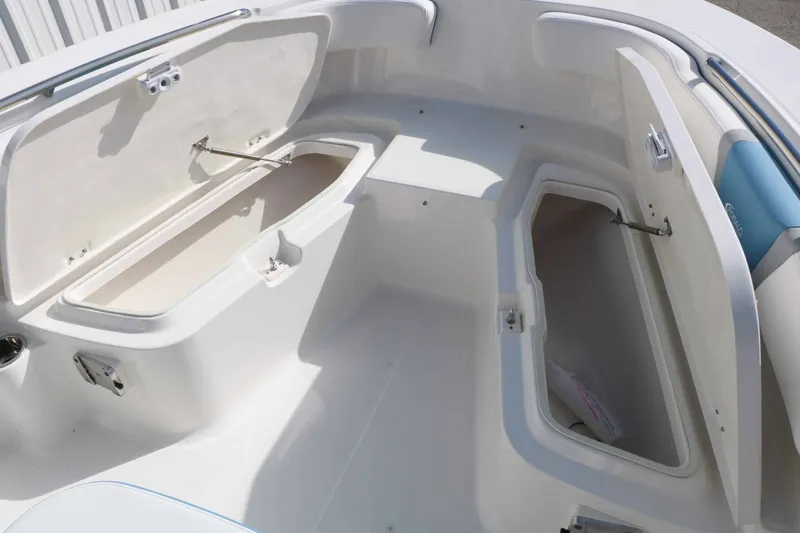 Slide: The Image of Robalo R200 Center Console 2026 - 34
