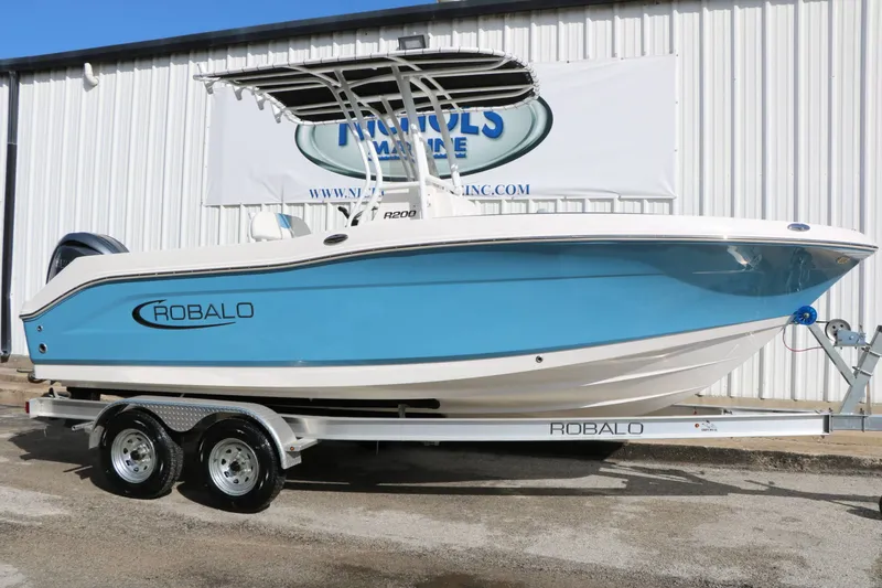 The Image of Robalo R200 Center Console 2026 - 1