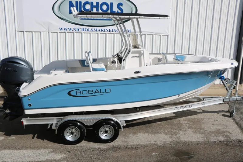 Slide: The Image of Robalo R200 Center Console 2026 - 11