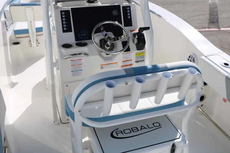 Slide: The Image of Robalo R200 Center Console 2026 - 19