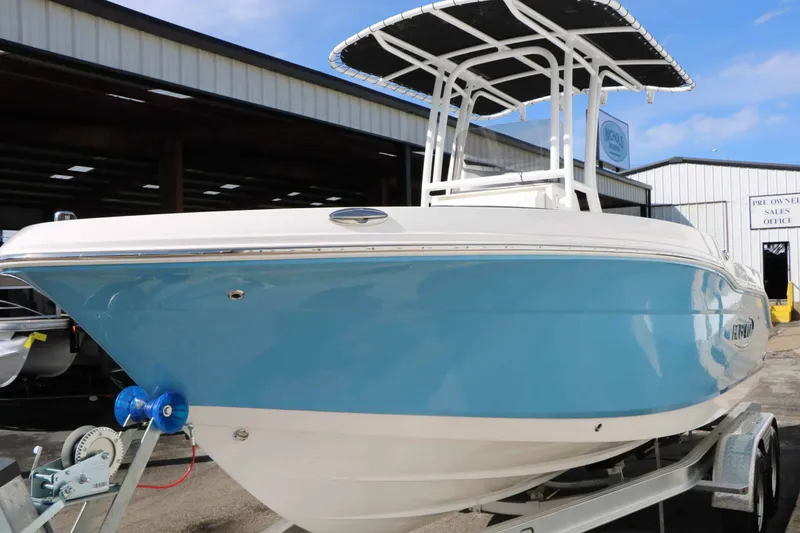 Slide: The Image of Robalo R200 Center Console 2026 - 6