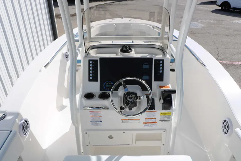 Slide: The Image of Robalo R200 Center Console 2026 - 30