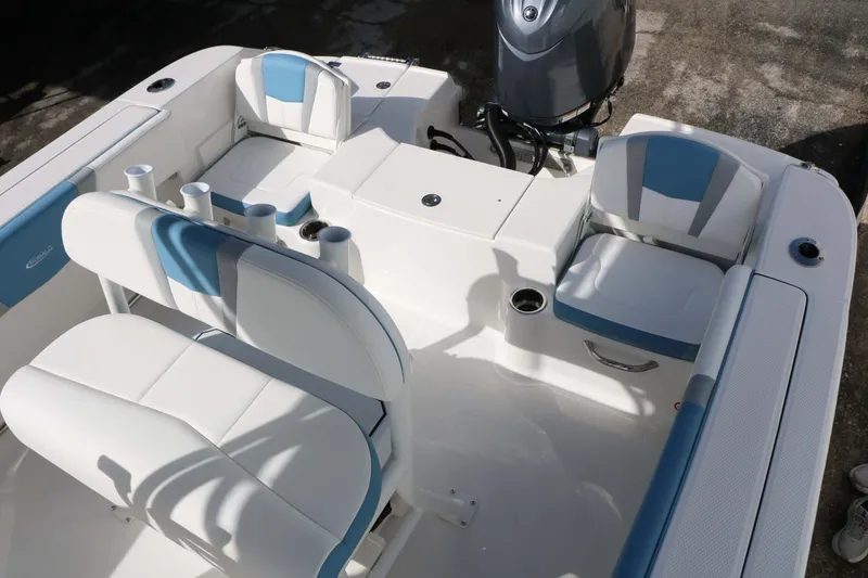 Slide: The Image of Robalo R200 Center Console 2026 - 28