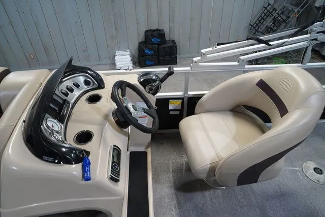 Slide: The Image of Sun Tracker Fishin' Barge 20 DLX 2018 - 16