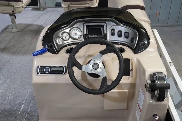 Slide: The Image of Sun Tracker Fishin' Barge 20 DLX 2018 - 18