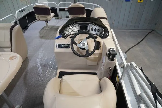 Slide: The Image of Sun Tracker Fishin' Barge 20 DLX 2018 - 19