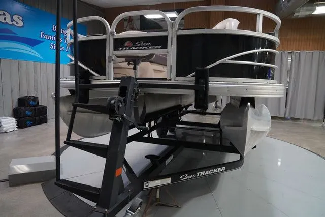 Slide: The Image of Sun Tracker Fishin' Barge 20 DLX 2018 - 3