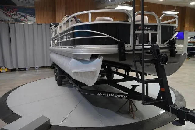 Slide: The Image of Sun Tracker Fishin' Barge 20 DLX 2018 - 4